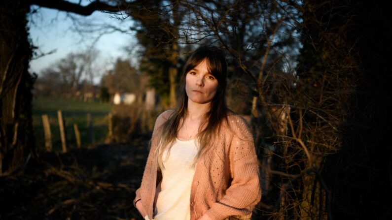 Blandine Brière pose le 25 janvier 2022 à Saint-Genis-les-Ollières, près de Lyon, le jour où son frère Benjamin Brière a été condamné à 8 ans de détention en Iran, pour espionnage. (JEFF PACHOUD/AFP via Getty Images)