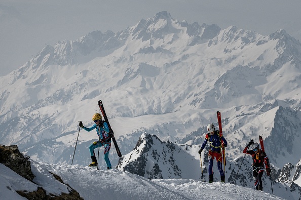 « L'esprit de l'alpinisme » sert de justification aux exploits sur les sommets. (JEFF PACHOUD/AFP via Getty Images)