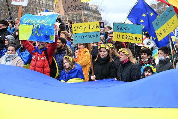 Une manifestation de soutien à Paris, le 12 mars 2022, au 17e jour de l'invasion russe de l'Ukraine. (ALAIN JOCARD/AFP via Getty Images)