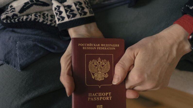 L'Union européenne a déclaré qu'elle ne reconnaîtrait pas les passeports russes délivrés dans les régions d'Ukraine occupées par Moscou.. (Photo VLADIMIR ZIVOJINOVIC/AFP via Getty Images)