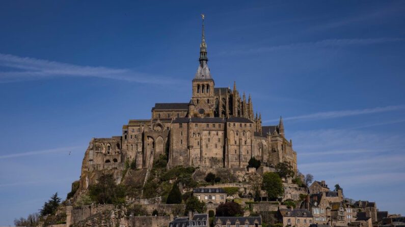 Vue du Mont Saint-Michel, le 10 avril 2022, en Normandie. (Crédit photo  SAMEER AL-DOUMY/AFP via Getty Images)