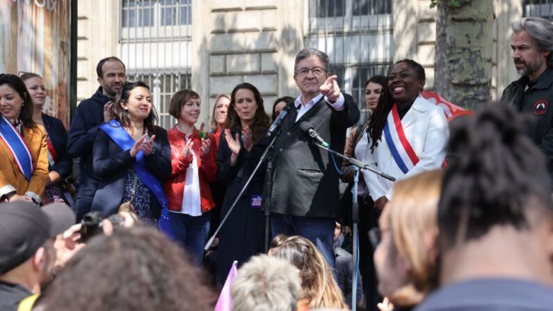 Jean-Luc Mélenchon, du parti La France Insoumise (LFI), lors de son discours, Place de la République à Paris, le 1er mai 2023. (THOMAS COEX/AFP via Getty Images)