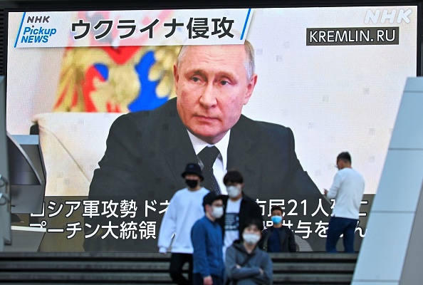 Une émission d'information sur l'invasion de l'Ukraine par la Russie, à Tokyo, en mai 2022. (KAZUHIRO NOGI/AFP via Getty Images)