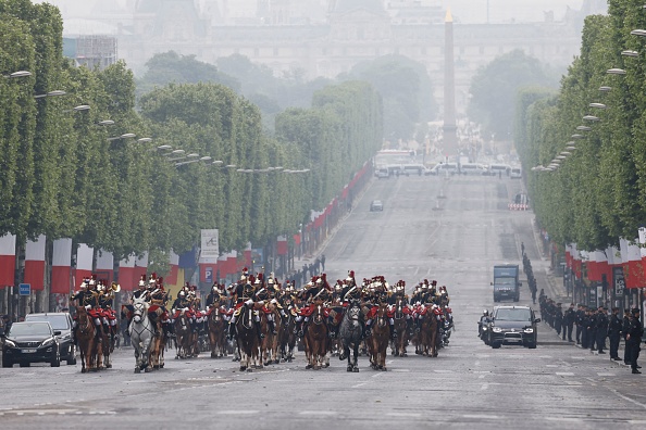 Des cérémonies marquant la victoire des Alliés contre l'Allemagne nazie et la fin de la Seconde Guerre mondiale, à Paris, le 8 mai 2022. (LUDOVIC MARIN/POOL/AFP via Getty Images)