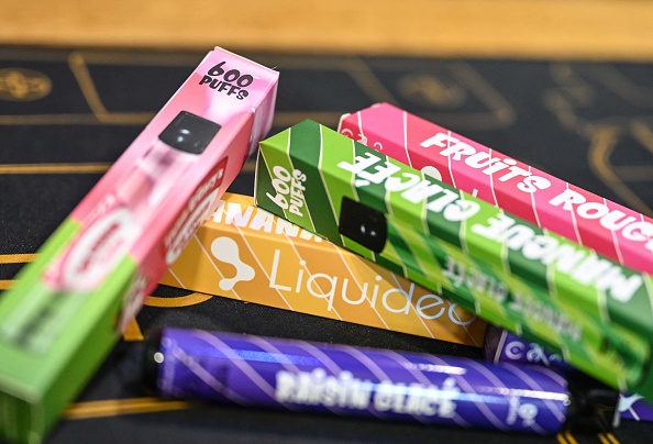 Des boîtes de cigarettes électroniques jetables "puffs". (DENIS CHARLET/AFP via Getty Images)