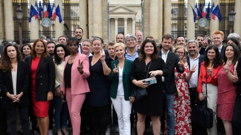 Des membres de la coalition de gauche NUPES (Nouvelle Union Populaire Ecologique et Sociale. (Photo JULIEN DE ROSA/AFP via Getty Images)