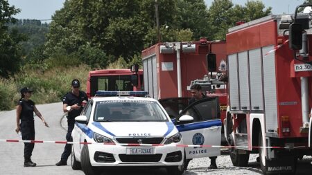 Grèce: cinq policiers des frontières accusés de trafic de migrants