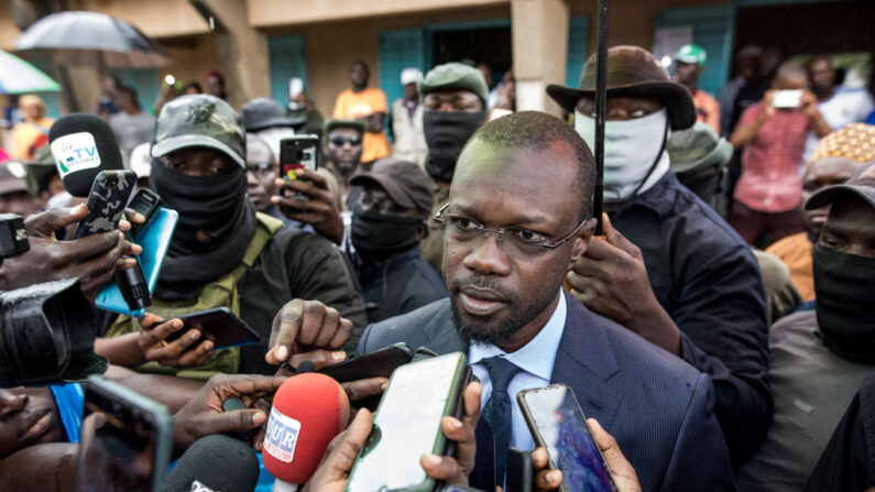 Ousmane Sonko (au c.), président du parti d'opposition Patriotes sénégalais pour le travail, l'éthique et la fraternité (PASTEF). (Photo MUHAMADOU BITTAYE/AFP via Getty Images)