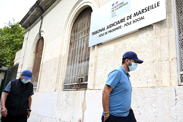 Les ex-dentistes Lionel (à dr.) et son père Carnot Guedj (à g.) au palais de justice le jour du vote du procès et de la condamnation à Marseille, le 8 septembre 2022. (CHRISTOPHE SIMON/AFP via Getty Images)