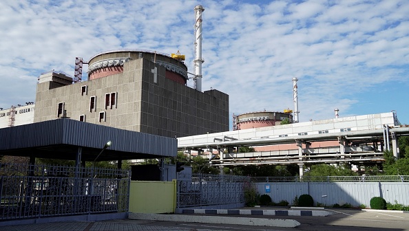 La centrale nucléaire de Zaporizhzhia à Enerhodar, au milieu de l'action militaire russe en cours en Ukraine. (STRINGER/AFP via Getty Images)