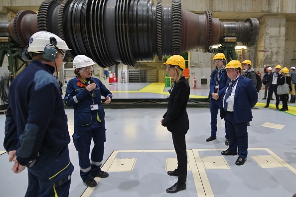 En octobre 2022, la ministre de la Transition énergétique Agnes Pannier-Runacher en visite à la centrale nucléaire de Chinon (Indre-et-Loire), ici devant une turbine. (GUILLAUME SOUVANT/AFP via Getty Images)