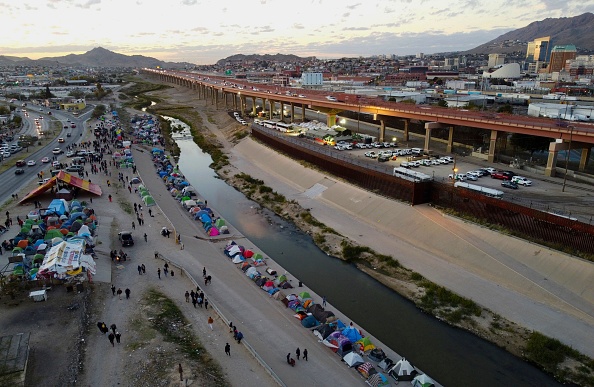 Vue aérienne de migrants campant sur les rives du fleuve Rio Bravo, à Ciudad Juarez, au Mexique, en novembre 2022. Illustration. (HERIKA MARTINEZ/AFP via Getty Images)