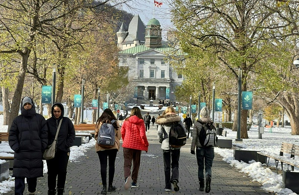 Les universités canadiennes ont vu de nouvelles mesures pour l’octroi de visas d’étudiants issus de pays en développement. (DANIEL SLIM/AFP via Getty Images)