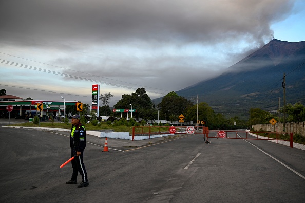 Route fermée après l'éruption du volcan Fuego, à Alotenango, Guatemala, le 11 décembre 2022. (JOHAN ORDONEZ/AFP via Getty Images)