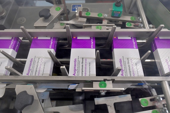 Des paquets de comprimés d'Augmentin sur une ligne de production du laboratoire pharmaceutique GSK à Mayenne. (JEAN-FRANÇOIS MONIER/AFP via Getty Images)