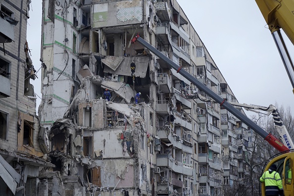 Un bâtiment résidentiel détruit par un tir de missile, à Dnipro, en Ukraine, le 16 janvier 2023. (VITALII MATOKHA/AFP via Getty Images)