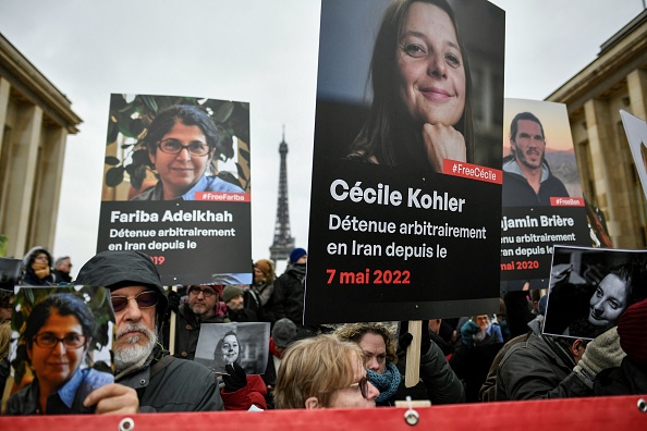 Manifestation de soutien aux ressortissants français détenus par le gouvernement iranien, sur l'Esplanade du Trocadéro à Paris, le 28 janvier 2023. (STEPHANE DE SAKUTIN/AFP via Getty Images)