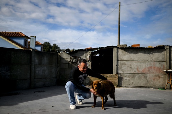 Leonel Costa, 38 ans, et son chien Bobi, déclaré le plus vieux chien du monde par Guinness World Records.  (PATRICIA DE MELO MOREIRA/AFP via Getty Images)