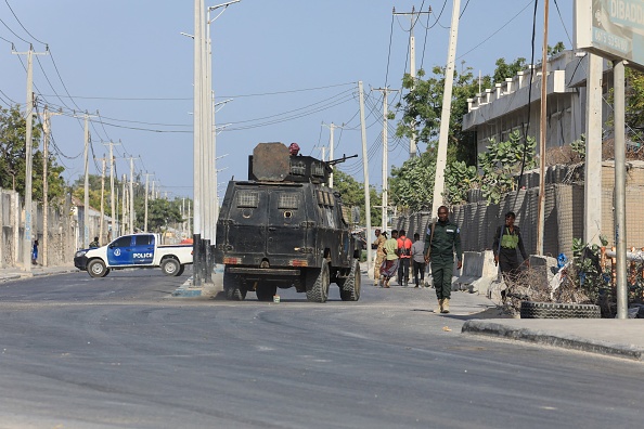 Des forces de sécurité patrouillent à l'extérieur d'un bâtiment attaqué par des militants présumés d'Al Shabaab à Mogadiscio, en Somalie, le 21 février 2023. (HASSAN ALI ELMI/AFP via Getty Images)