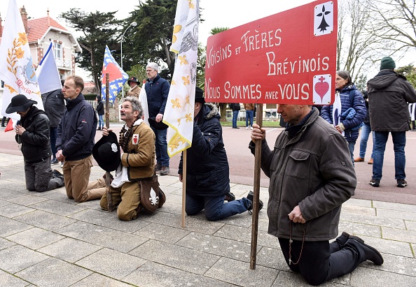 Les violences subies par le maire de Saint-Brévin-Les Pins en Loire-Atlantique s'inscrivent dans le contexte des mobilisations de l'extrême-droite, dont le mouvement Civitas, contre l'installation d'un centre d'accueil pour les migrants. (SÉBASTIEN SALOM-GOMIS/AFP via Getty Images)