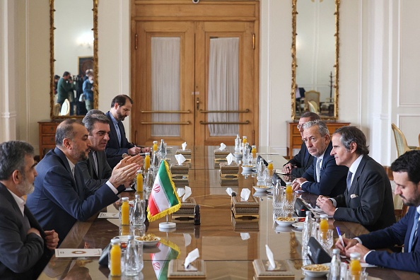 Le ministre iranien des affaires étrangères, Hossein Amir-Abdollahian (2e à g.), rencontre le chef de l'Agence internationale de l'énergie atomique (AIEA), Rafael Grossi (2e à dr.), à Téhéran, le 4 mars 2023. (ATTA KENARE/AFP via Getty Images)