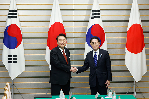 Yoon Suk Yeol, président de la Corée du Sud (g.) et Fumio Kishida, Premier ministre du Japon au sommet à la résidence officielle du premier ministre, le 16 mars 2023 à Tokyo, au Japon. (Kiyoshi Ota - Pool/Getty Images)