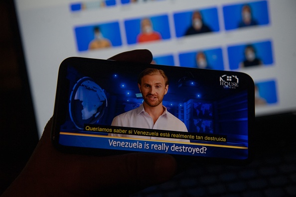 Un écran de téléphone affiche une vidéo d'IA parlant pendant une émission du journal « House of News Español », le 15 mars 2023, à Caracas, Venezuela. (FEDERICO PARRA/AFP via Getty Images)
