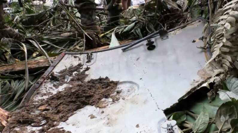 Cette image prise par AFPTV montre des parties d'un hélicoptère militaire qui s'est écrasé à Choco, dans le nord-ouest de la Colombie, le 19 mars 2023. (CRISTIAN CUESTA/AFPTV/AFP via Getty Images)