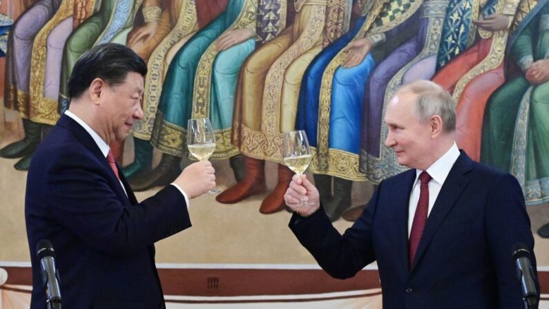 Le chef de l'État français avait estimé que « la Russie a d'ores et déjà perdu géopolitiquement » en menant une offensive militaire en Ukraine. « Elle a de facto commencé une forme de vassalisation à l'égard de la Chine ». (Photo d'illustration - PAVEL BYRKIN/SPUTNIK/AFP via Getty Images)