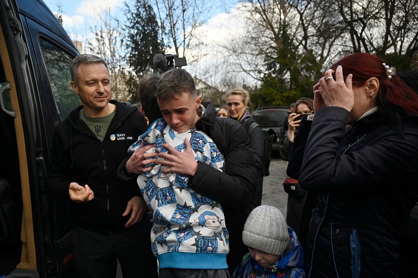 Des centaines de milliers d'enfants ont probablement été transférés par la Russie dans les zones sous son contrôle en Ukraine ainsi que sur son propre territoire. (SERGEI CHUZAVKOV/AFP via Getty Images)