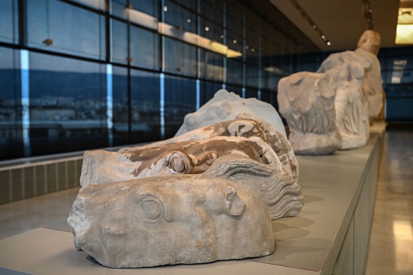 L'un des trois fragments du Parthénon (à g.), lors d'une cérémonie au musée de l'Acropole à Athènes en mars 2023. (ANGELOS TZORTZINIS/AFP via Getty Images)