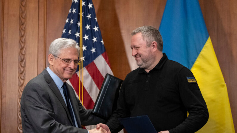 Le procureur général des États-Unis Merrick Garland (à g.) et le procureur général ukrainien Andriy Kostin. (Photo d'illustration Drew Angerer/Getty Images)