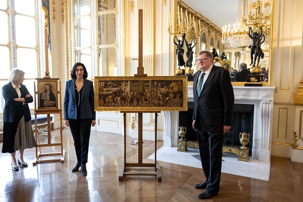 La ministre de la Culture Rima Abdul-Malak (au c.) lors d'une cérémonie de restitution de trois œuvres d'art spoliées aux juifs allemands par les nazis entre 1933 et 1945, à Paris, le 18 avril 2023. (ALAIN JOCARD/AFP via Getty Images)