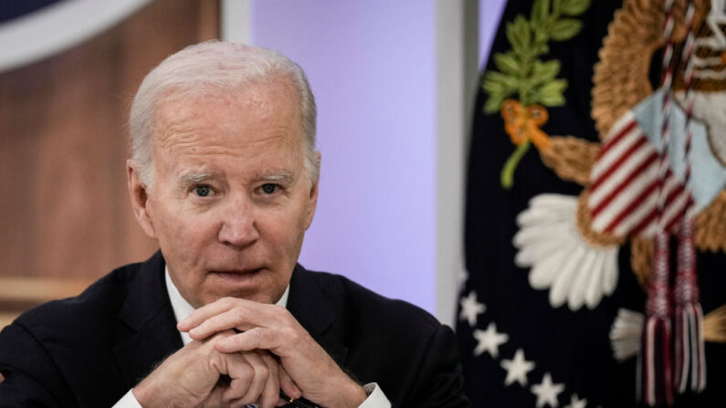 Le président américain Joe Biden participe à une réunion virtuelle à Washington, le 20 avril 2023. (Drew Angerer/Getty Images)