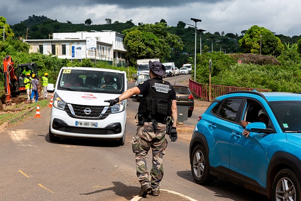 Un contrôle de voitures à Koungou, Mayotte, le 24 avril 2023. (MORGAN FACHE/AFP via Getty Images)