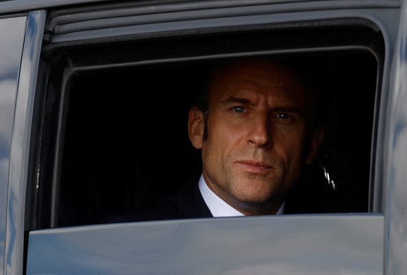 Le président Emmanuel Macron dans sa voiture après sa visite à la Maison de santé pluridisciplinaire universitaire (MSPU) de Vendôme, le 25 avril 2023. (GONZALO FUENTES/POOL/AFP via Getty Images)