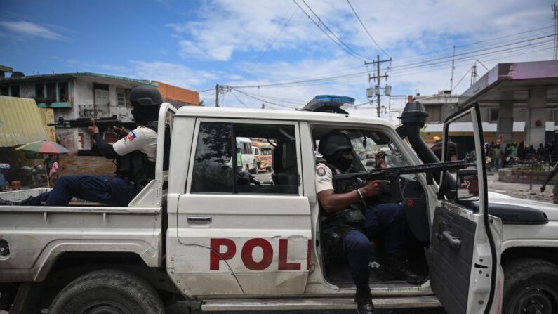 Des policiers patrouillent dans un quartier de Port-au-Prince au milieu des violences liées aux gangs. (Photo RICHARD PIERRIN/AFP via Getty Images)