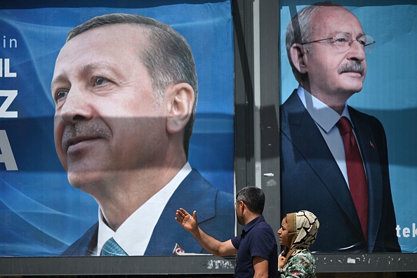 Le portrait du président turc Recep Tayyip Erdogan (à g.) et celui du leader du Parti républicain du peuple (CHP) Kemal Kilicdaroglu (à d.), à Sanliurfa. (OZAN KOSE/AFP via Getty Images)