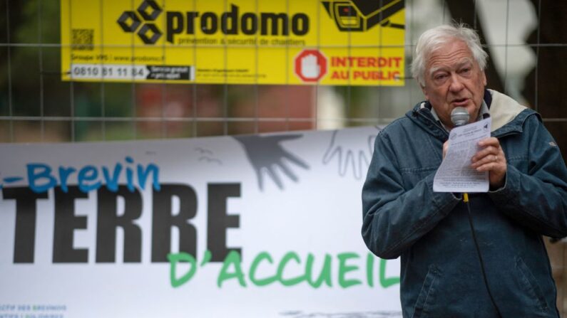 Président de l'Association du Collectif des Brevinois Attentifs et Solidaires, Philippe Croze à Saint-Brevin-Les-Pins, lors d'un rassemblement visant à promouvoir le projet d'un nouveau CADA, un centre d'accueil pour demandeurs d'asile. (Photo FRED TANNEAU/AFP via Getty Images)