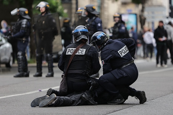 La police arrête un manifestant lors d'une manifestation du 1er mai, à Bordeaux. (THIBAUD MORITZ/AFP via Getty Images)