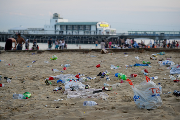 Des déchets jonchent la plage à Bournemouth, Royaume-Uni en 2020. (Finnbarr Webster/Getty Images)