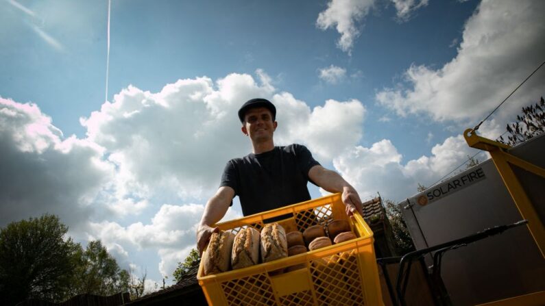 La «boulangerie solaire» d'Arnaud Cretot, ingénieur artisan boulanger, fondateur de Neoloco (Lytefire by Solar Fire) près de Rouen,  le 2 mai 2023. (Photo LOU BENOIST/AFP via Getty Images)
