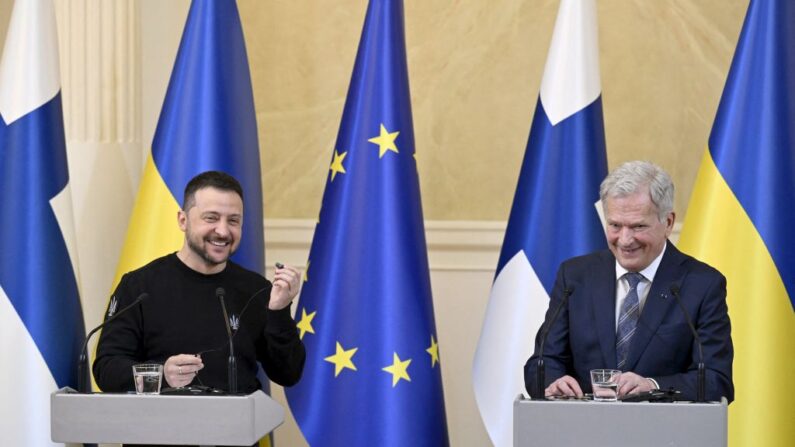 « Je crois que cette année sera décisive pour nous, pour l'Europe, pour l'Ukraine, décisive pour la victoire » sur la Russie, a déclaré M. Zelensky (à g.) lors d'une conférence de presse avec son homologue finlandais M. Niinisto (à dr.) (Photo MARKKU ULANDER/Lehtikuva/AFP via Getty Images)