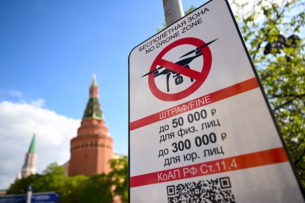 Un panneau "No Drone Zone" se trouve juste à côté du Kremlin, le 3 mai 2023. (NATALIA KOLESNIKOVA/AFP via Getty Images)