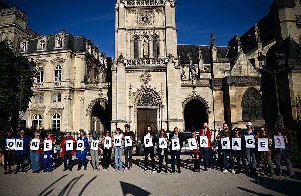 Une manifestation Place du Louvre suite à la décision du Conseil Constitutionnel de rejeter un second "Référendum d'Initiative Partagée", à Paris, le 03 mai 2023. (CHRISTOPHE ARCHAMBAULT/AFP via Getty Images)