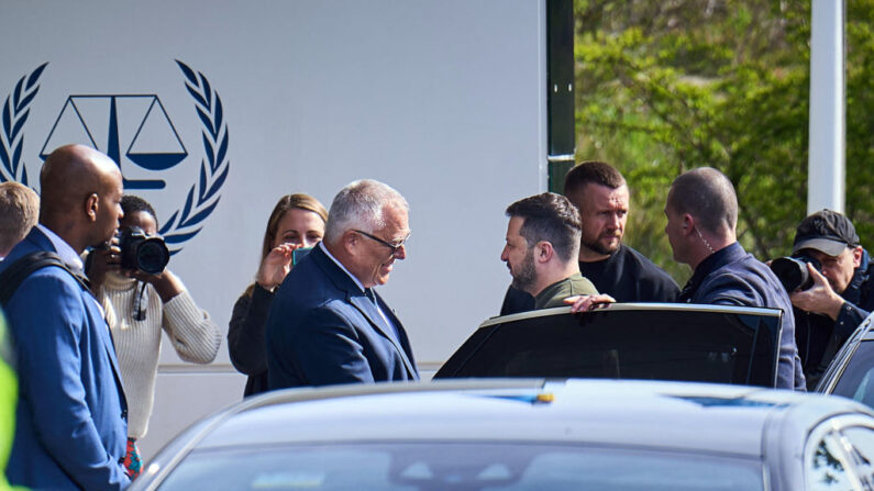 Le président ukrainien Volodymyr Zelensky se rend à La Haye le 4 mai 2023 et doit rencontrer les responsables de la Cour pénale internationale, qui ont émis un mandat d'arrêt à l'encontre du président russe Vladimir Poutine. (Photo PHIL NIJHUIS/ANP/AFP via Getty Images)