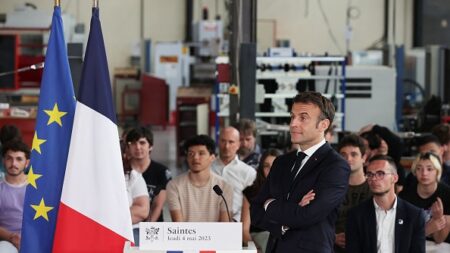 Emmanuel Macron débloque un milliard d’euros par an pour le lycée professionnel, «une cause nationale»