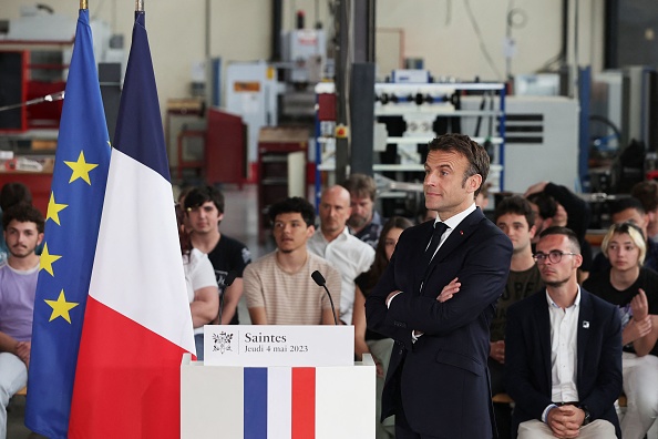 Le président Emmanuel Macron (au c.) lors d'une visite au lycée professionnel Bernard Palissy, à Saintes, le 4 mai 2023. (THIBAUD MORITZ/POOL/AFP via Getty Images)