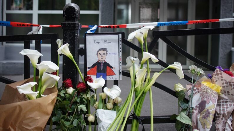 Dessin représentant le gardien d'école, Dragan Vlahovic, tué lors de la fusillade produite à Belgrade, le 4 mai 2023. (OLIVER BUNIC/AFP via Getty Images)