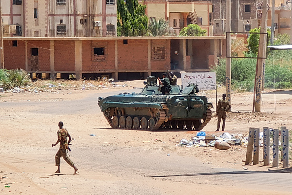Des soldats de l'armée soudanaise dans une rue du sud de Khartoum, le 6 mai 2023, alors que les combats se poursuivent contre les forces paramilitaires de soutien rapide. (AFP via Getty Images)